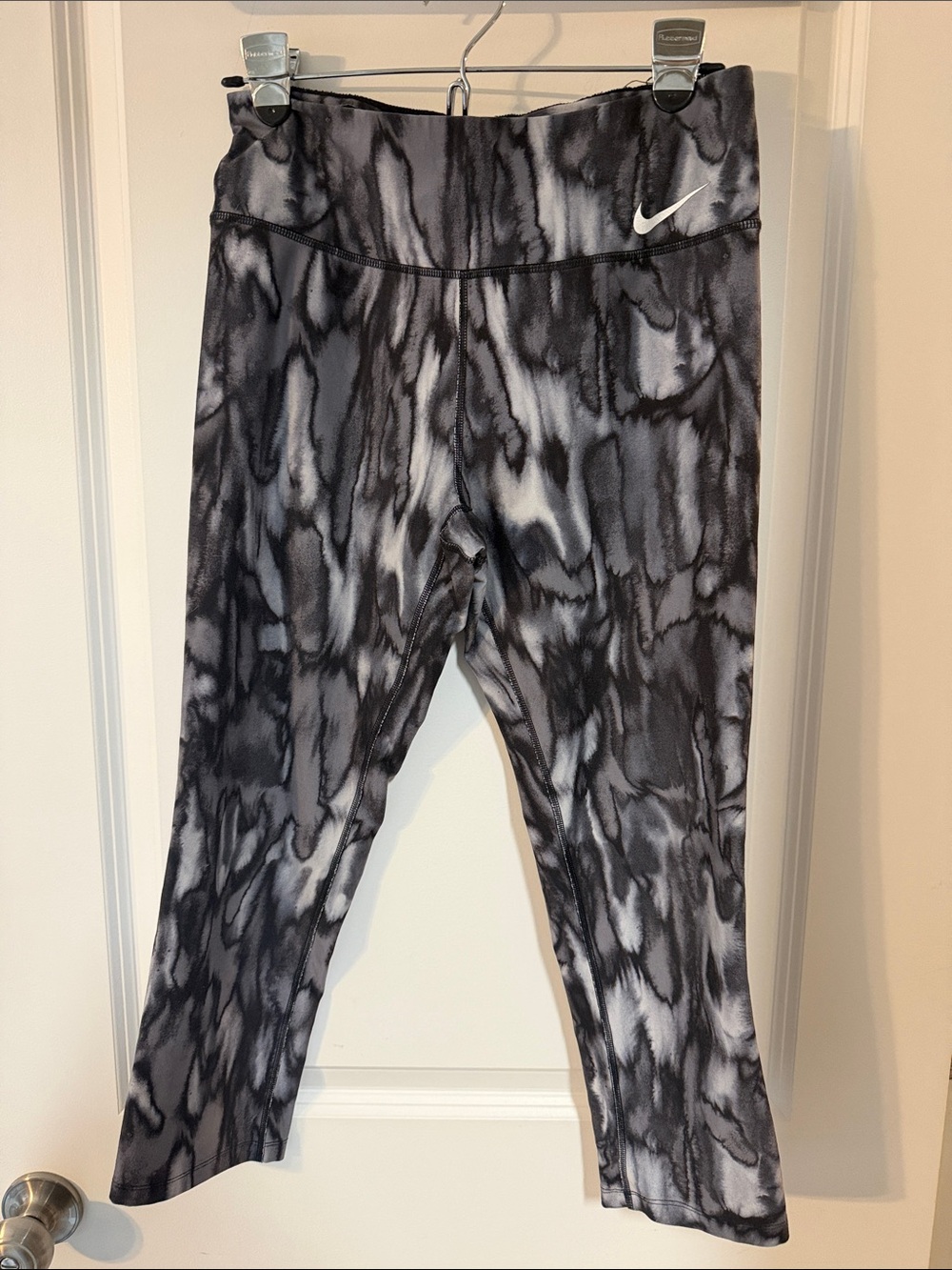 Nike womens Black & Gray Marble-Print capri Leggings